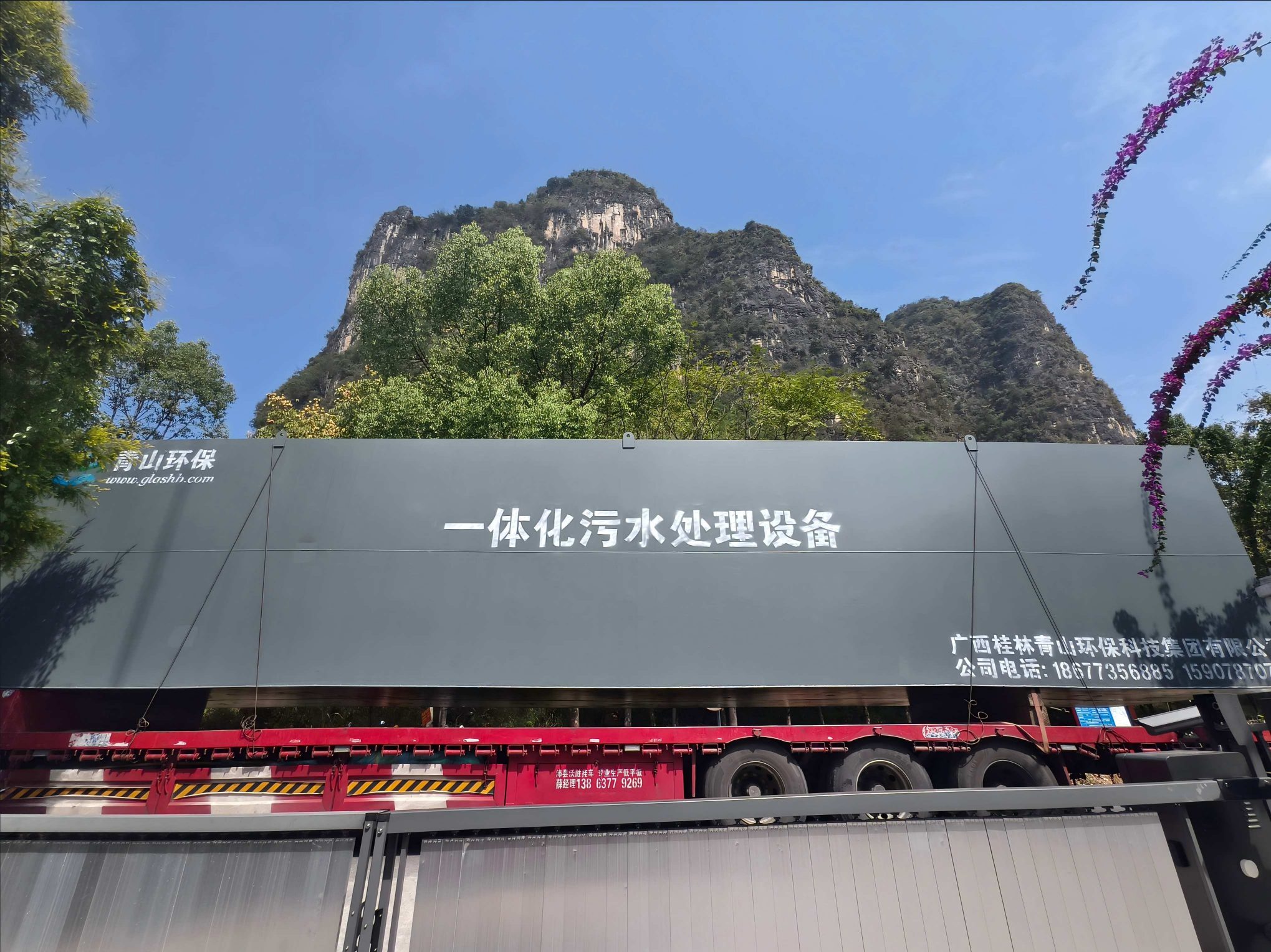 桂林mg冰球突破环保完成阳朔河畔度假旅馆污水处置惩罚装备吊装